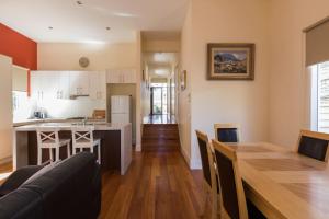 Healesville Cottage tesisinde mutfak veya mini mutfak