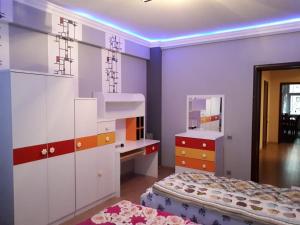 1 dormitorio con 1 cama, lavamanos y armarios en SAHIL 4 BULVAR MORE en Baku