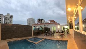 a swimming pool on the roof of a building at Suite en Salinas con Vista al Mar in Salinas