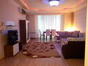 salon z kanapą i stołem w obiekcie SEASIDE BOULEVARD 2 Bedrooms w mieście Baku