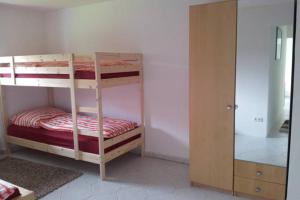 Ein Etagenbett oder Etagenbetten in einem Zimmer der Unterkunft Ferienwohnung Sauter