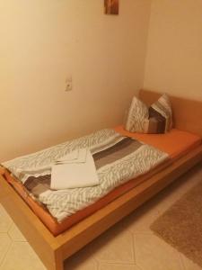 Ein Bett oder Betten in einem Zimmer der Unterkunft Ferienwohnung Sauter