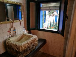 A bed or beds in a room at Casa Rural Asiento del Río