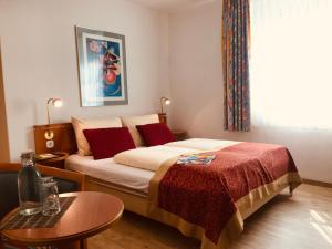Ein Bett oder Betten in einem Zimmer der Unterkunft Hotel Alt Montjoie