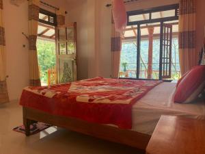 Giường trong phòng chung tại Induwara Guest