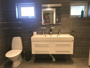 Koupelna v ubytování Skaftö Hotell Villa Lönndal, Grundsund
