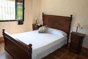 A bed or beds in a room at Casa Rural Asiento del Río