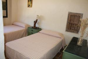 A bed or beds in a room at Casa Rural Asiento del Río