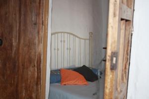 A bed or beds in a room at Casa Rural Asiento del Río