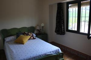 A bed or beds in a room at Casa Rural Asiento del Río