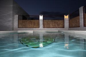 The swimming pool at or close to Casa Rural Asiento del Río