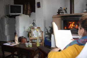 A television and/or entertainment centre at Casa Rural Asiento del Río