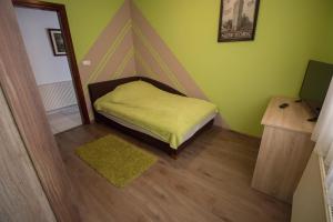 Ένα ή περισσότερα κρεβάτια σε δωμάτιο στο Barátkozó Vendégház