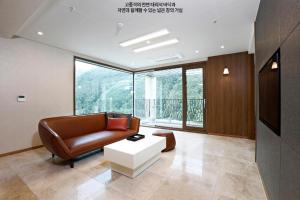 Posezení v ubytování Pine Forest Jeongseon Alpine Resort