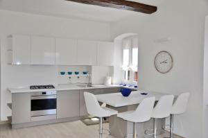 A kitchen or kitchenette at The Best View Of The Sea