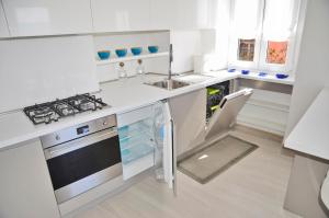 A kitchen or kitchenette at The Best View Of The Sea