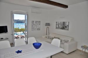 A television and/or entertainment centre at The Best View Of The Sea