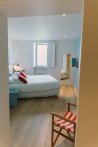 Hotel Du Bac tesisinde bir odada yatak veya yataklar