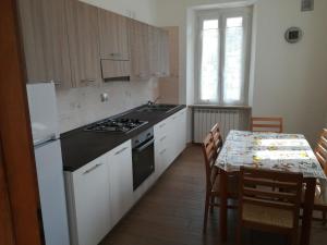 Kuchyň nebo kuchyňský kout v ubytování AGLI OLEANDRI appartamento in villa con con parcheggio
