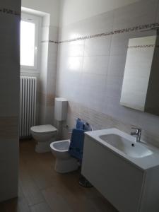 La salle de bains est pourvue de toilettes et d'un lavabo. dans l'établissement AGLI OLEANDRI, à Gorizia