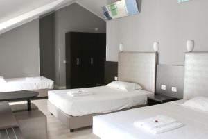 Una cama o camas en una habitación de NEW GENERATION HOSTEL Navigli Milano 28 fotos más