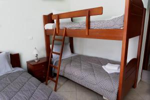 アスプロヴァルタにあるPension Konstantinoupolisの二段ベッド2組が備わるドミトリールームです。