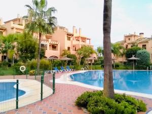 Poolen vid eller i närheten av Hacienda del Sol Beachside and Golf Apt Marbella Puerto Banus