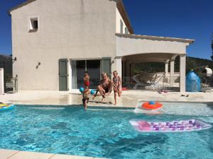 een groep mensen die in een zwembad spelen bij villa-castellane in Castellane