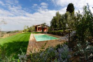 basen w ogrodzie z domem w obiekcie Ai Salici w mieście Lari