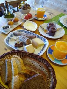 una mesa con un plato de pan y otros alimentos en Hostal D'Éller, en Éller