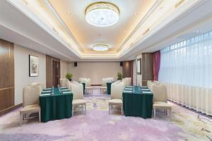sala konferencyjna ze stołami i krzesłami oraz sufitem w obiekcie Oriental Ginza Hotel Shenzhen w mieście Shenzhen