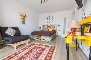 ein Wohnzimmer mit einem Sofa und einem Teppich in der Unterkunft The Artist's Corner Brasov in Braşov