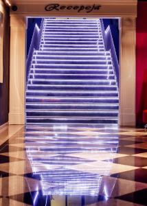zestaw schodów w budynku z oświetleniem w obiekcie Boutique Hotel's III w Łodzi