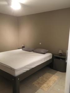 Ένα ή περισσότερα κρεβάτια σε δωμάτιο στο villa-castellane
