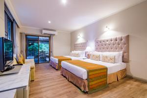 Giường trong phòng chung tại Anantasila Beach Resort Hua Hin