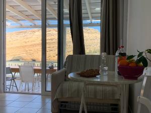Bella Vista Luxury Apartment في ماتالا: غرفة مع طاولة مع وعاء من الفواكه عليها