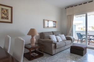 a living room with a couch and a table at Apartamento Marbella Real 2D in Marbella