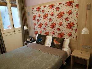a bedroom with a bed and a desk at Hotel Ginebra in Barcelona