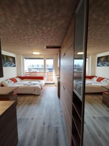 um quarto amplo com 2 camas e 2 janelas em Studio Apartment Jež em Bovec