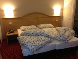 Een bed of bedden in een kamer bij Hotel Adler