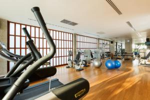 Fitness centrum a/nebo fitness zařízení v ubytování The Surin Phuket