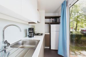 Kuchnia lub aneks kuchenny w obiekcie Donaupark Camping Tulln