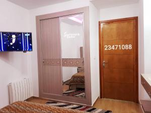 TV/trung tâm giải trí tại APPARTEMENT "DINA" Kélibia