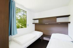 pokój z dwoma łóżkami i oknem w obiekcie Donaupark Camping Tulln w mieście Tulln