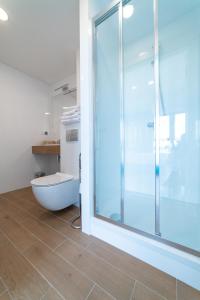 a bathroom with a tub and a glass shower at Apartamenty Mazury Golf & Country Club in Naterki
