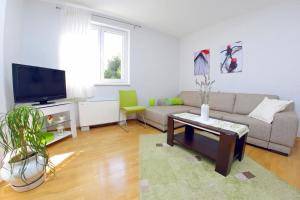 TV a/nebo společenská místnost v ubytování Lila Apartments