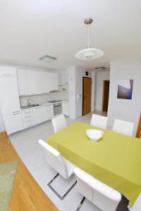 Kuchyň nebo kuchyňský kout v ubytování Lila Apartments