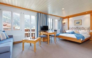 Llit o llits en una habitació de Derby Swiss Quality Hotel