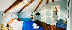 un dormitorio con paredes azules y una cama con zapatos blancos. en The Secret Garden Relais, en Piano di Sorrento