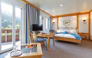 Llit o llits en una habitació de Derby Swiss Quality Hotel